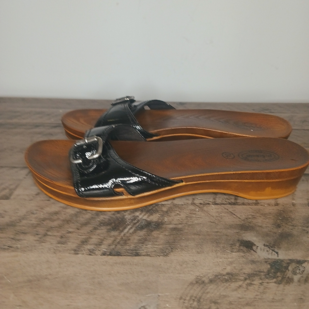 Dr. Scholl's Faux Wood Retro Exercise Sandal with Patent Black Strap - Picture 3 of 5